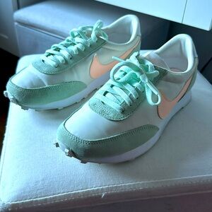 Women’s Nike Daybreaks Size 7